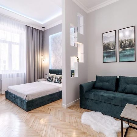 Modern Apartment Lviv Exteriör bild